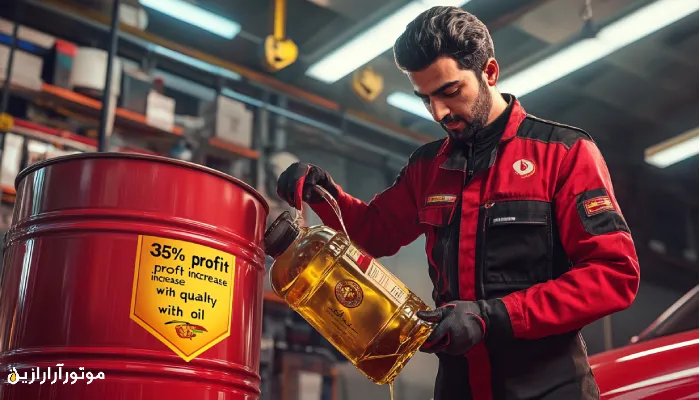 مکانیک در حال ریختن روغن موتور داخل خودروی قرمز برای افزایش سود اتوسرویس.