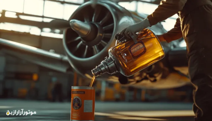 روغنریزی موتور هواپیمای سبک توسط تکنسین در آشیانه تعمیرات هوایی