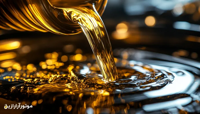 نمای نزدیک از ریختن روغن موتور طلایی‌رنگ روی سطح سیاه