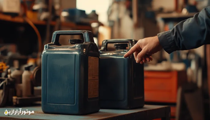 اشاره دست به قوطی روغن موتور تیرهرنگ در محیط تعمیرگاه