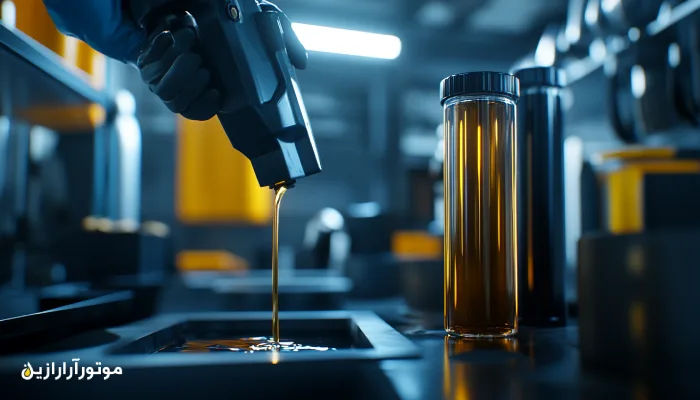 فرآیند تعویض روانکار صنعتی در کارگاه، با نمونه‌گیری از روغن مصرف‌شده و مقایسه با روانکار تازه؛ بخشی از اجرای چک‌لیست روانکاری پیشگیرانه (PM) برای حفظ سلامت تجهیزات