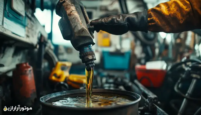تعویض روغن موتور در محیط صنعتی کشتی، با دستکش ایمنی و نازل تخلیه در حال ریختن روغن به داخل مخزن – نمایش فرآیند واقعی تعویض روغن موتور دریایی