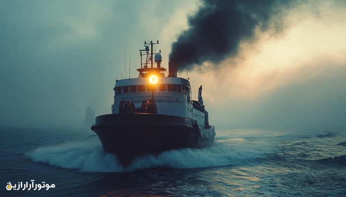 نمای جلویی یک کشتی در حال حرکت با دود سیاه خارج‌شده از اگزوز، در هوای مه‌آلود – نشانه‌ای هشداردهنده از احتراق ناقص یا روغن موتور فرسوده