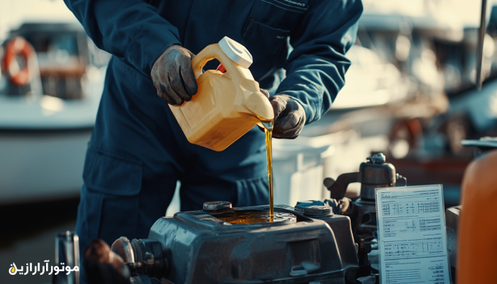 تکنسین دریایی با لباس کار سرمهای در حال ریختن روغن موتور در موتور قایق تفریحی در بندر، همراه با دفترچه فنی و ابزارهای تعمیر – صحنهای واقعی از نگهداری موتورها