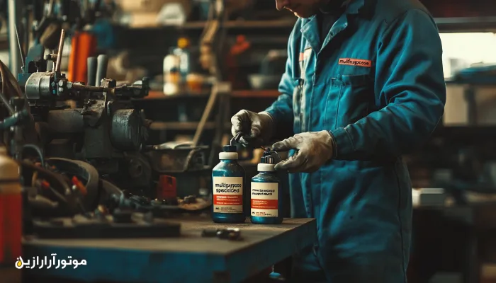تکنسین تعمیرگاه صنعتی در حال مقایسه روغن چندکاره و روغن تخصصی روی میز کار؛ تصمیم‌گیری برای انتخاب روانکار مناسب بر اساس نوع کاربرد تجهیزات