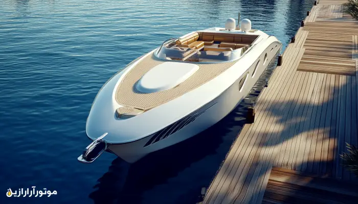 نمایی از یک قایق تفریحی لوکس با بدنه سفید و کفپوش چوبی، پهلو گرفته در اسکله آرام، در آبهای آبی و شفاف – نماد عملکرد بالا و نیاز به نگهداری حرفهای موتور با روغن مناسب