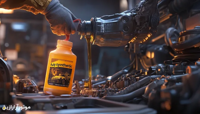 نمای نزدیک از مکانیکی که در حال ریختن روغن موتور سنتزی از ظرف زرد رنگ درون موتور خودرو است، در فضای تعمیرگاه حرفه‌ای با نورپردازی صنعتی.