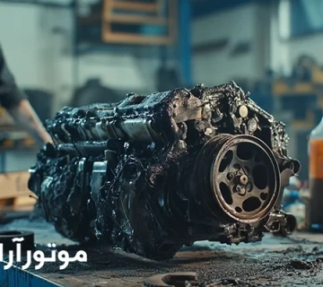 موتور یک دستگاه cnc که به دلیل استفاده از روغن نامناسب خراب شده است و یک مرد در حال تعمیر دستگاه.