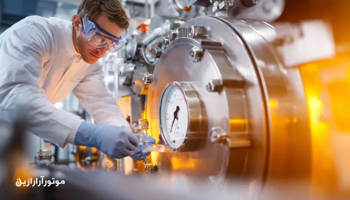 بازرسی کمپرسور سردخانه صنعتی در حال نمونه‌گیری از روغن، شامل گیج دما و محیط تمیز؛ بررسی نشانه‌های تعویض روغن کمپرسور