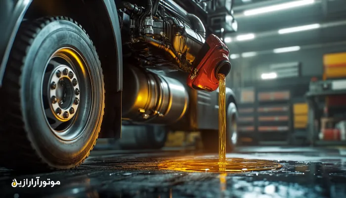 نشت روانکار از موتور باز یک کامیون دیزلی سنگین در محیط تعمیرگاهی صنعتی