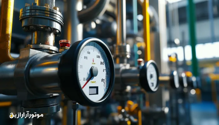 نمایی واقعی از سیستم روغن حرارتی در یک بویلر صنعتی با نمایش لوله‌های انتقال روغن و صفحه کنترل