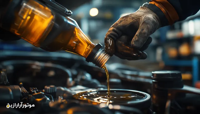 تکنسین در حال ریختن روغن موتور تازه به داخل پیشرانه خودرو، نمای نزدیک از جریان روغن