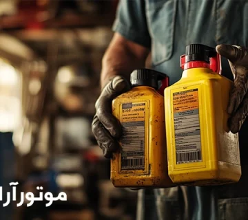 تصویر یک تعمیرکار که دو نوع روغن موتور در دست دارد