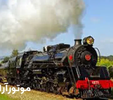 تصویر قطار در حال حرکت و خروج دود از آن