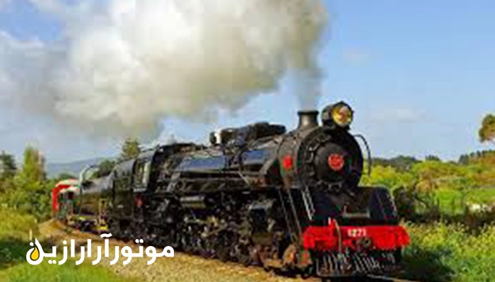 تصویر قطار در حال حرکت و خروج دود از آن