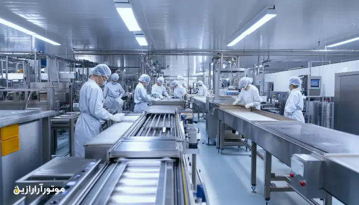 کارخانه مدرن تولید مواد غذایی با کارگران مجهز به لباس بهداشتی و خطوط تمام استیل، در حال کار در یک محیط استریل و ایمن، نشان‌دهنده الزامات بهداشتی استفاده از روانکارهای غذایی