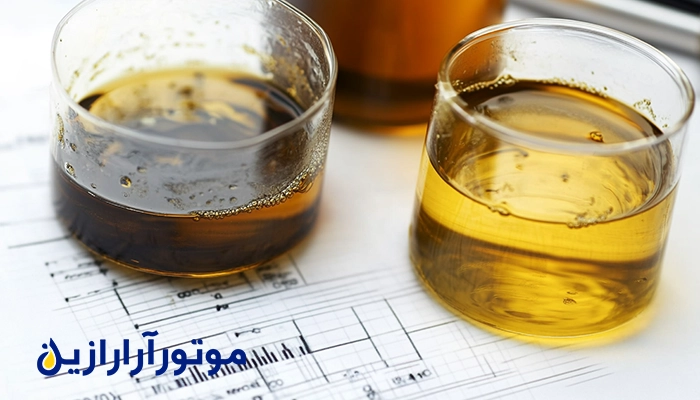 دو ظرف روغن موتور یکی شامل روغن موتور سالم و دیگری روغن موتور ناسالم