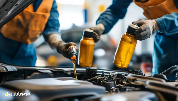 دو مکانیک در حال ریختن روغن موتور در خودرو، با بطریهایی که میتوانند متعلق به برندهای ایرانی یا خارجی باشند