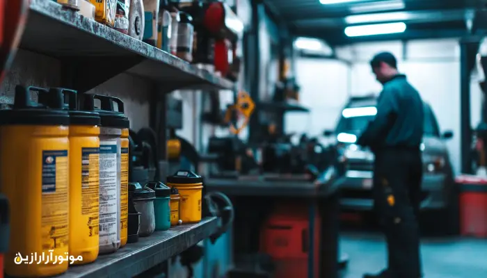 بطریهای روغن موتور با رنگهای متنوع روی قفسه تعمیرگاه در کنار تکنسینی که در حال کار روی خودرو در پسزمینه است