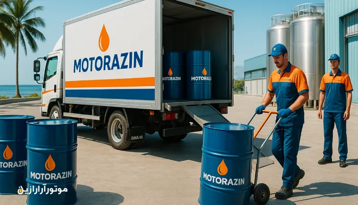 تحویل روغن صنعتی تخصصی توسط کامیون برند موتورازین در کارخانه‌ای ساحلی در بندرعباس با پس‌زمینه روشن و نیروی انسانی حرفه‌ای