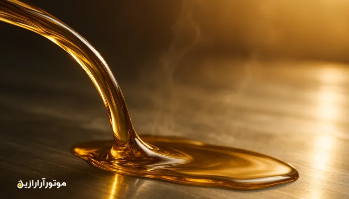 نمای ماکرو از جریان طلایی روغن موتور روی سطح فلزی براق با انعکاس نور خورشید و حس صنعتی-لاکچری
