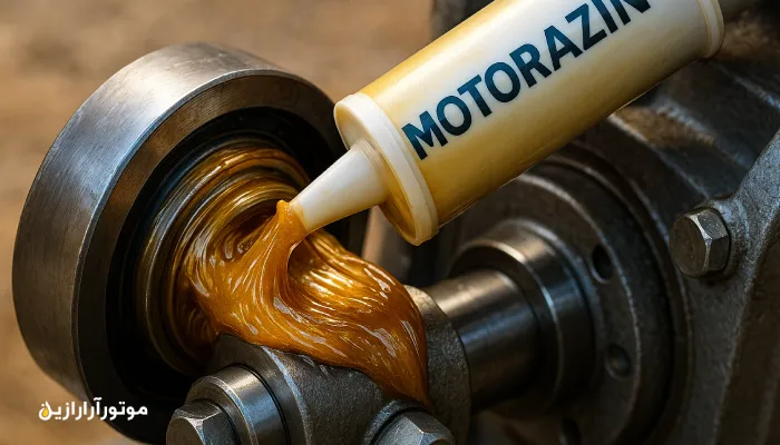 پخش روغن صنعتی در خرامه ، کلوزآپ لاکچری از تزریق گریس مقاوم به نمک روی یاتاقان پمپ و گیربکس با نور روشن و زنده