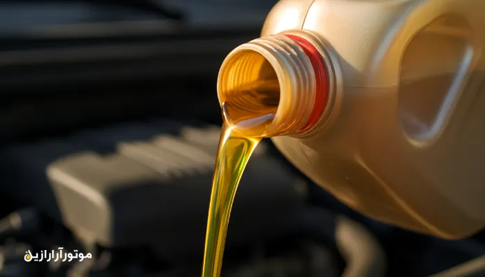 تصویر نمای نزدیک از ریختن روغن موتور طلاییرنگ از ظرف پلاستیکی به داخل موتور خودرو، نشاندهنده اهمیت انتخاب گرید مناسب در رفسنجان