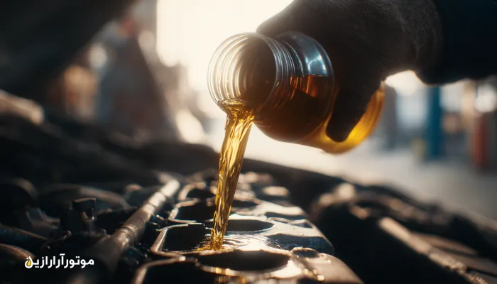 مکانیک ایرانی در حال ریختن روغن موتور 5W-30 سنتتیک با بشکه آبی موتورازین در کارگاه تعمیر خودرو
