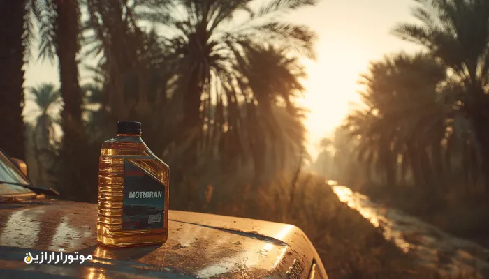 بطری روغن موتور موتورازین روی کاپوت خودرو در میان نخلستان دشتستان با تابش نور گرم و درخشش گرمای هوا. روغن موتور دشتستان