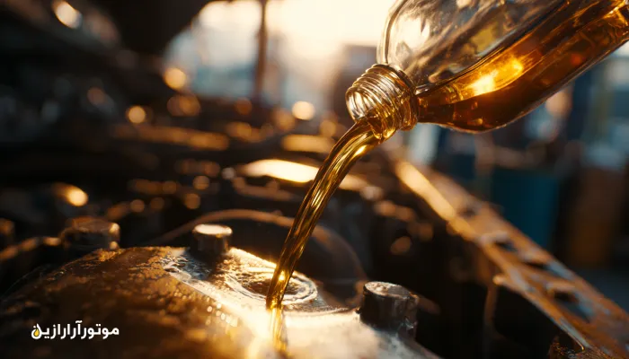 نمای نزدیک ریختن روغن موتور طلایی در موتور دیزلی کامیون در کارگاه کارون اهواز