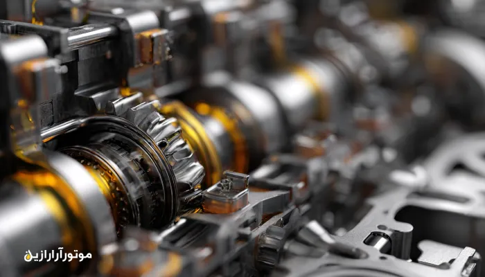 نمای ماکرو از فیلم پایدار روغن روی قطعات موتور در شیب طولانی پاوه. موتورازین