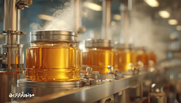 کارگاه فرآوری عسل در سنقر با مخازن استیل و پمپ‌های دنده‌ای روان‌کاری‌شده با روغن صنعتی بهداشتی H1 برای جلوگیری از آلودگی و حفظ کیفیت عسل. روغن صنعتی سنقر