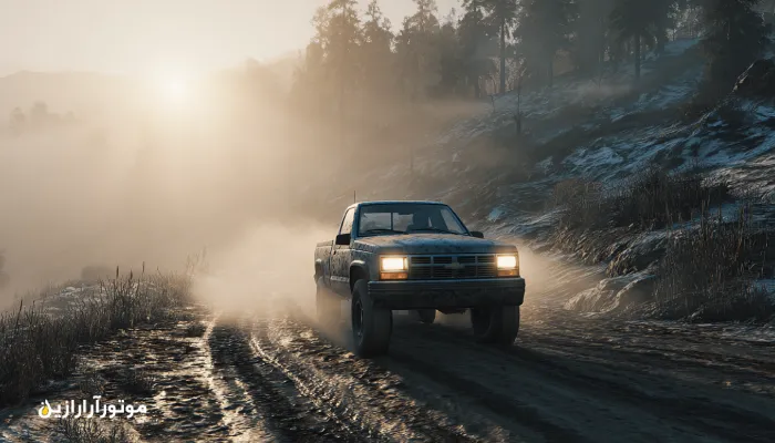 نمای نزدیک از استارت خودرو در صبح سرد سنقر با بخار اگزوز و طلوع خورشید؛ نماد عملکرد روان روغن موتور در دمای پایین. روغن موتور سنقر موتورازین