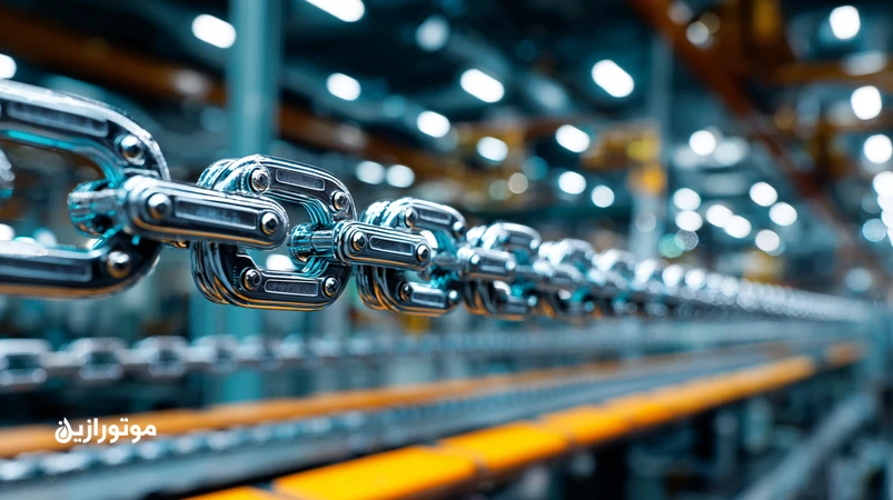 نمای نزدیک زنجیر کانوایر سالن رنگ خودرو با روانکار کم‌تبخیر ضدلاک و بی‌بو، بدون چکه و بخارات، محیط تمیز و آماده پخت کوره