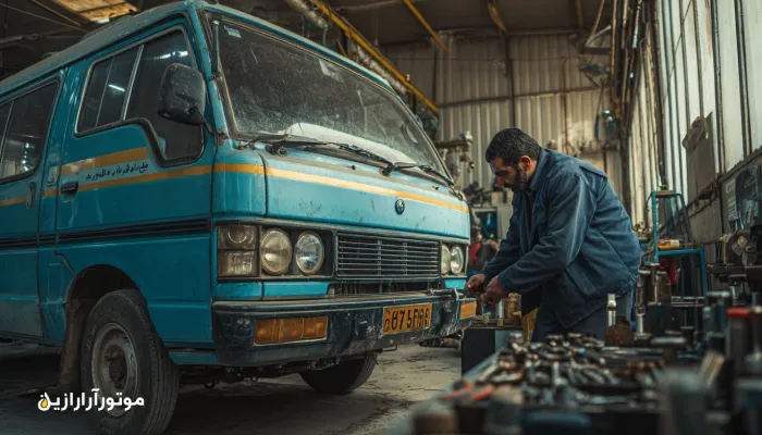 بررسی سطح روغن مینی‌بوس ناوگان شیفتی در تعمیرگاه کنگان. روغن موتور کنگان