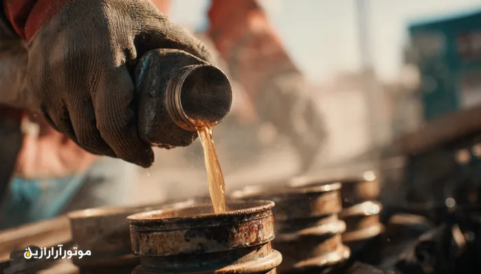 نمای نزدیک از تعویض روغن موتور CK-4 در کامیون دیزلی در اقلیم خشک سربیشه با ابزار تمیز و لوگوی موتورازین. روغن موتور سربیشه