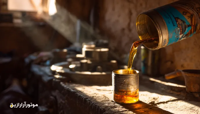 ترکیب دو جهان — سنت و مدرنیته؛ دیوار کاه‌گلی و ابزار بومی در کنار بسته‌بندی مدرن موتورازین، بیانگر پیوند تکنولوژی با زندگی واقعی مردم منطقه.. روغن موتور بشرویه