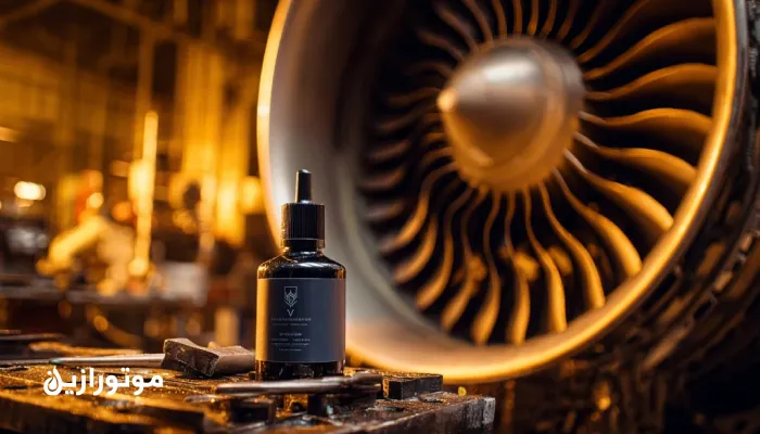 نمای نزدیک از موتور توربوفن هواپیما هنگام بازرسی فنی و نمایش بطری روغن توربینی استاندارد AS5780 در کنار ابزار نگهداری، با نورپردازی صنعتی و تمرکز بر پره‌های فلزی موتور.