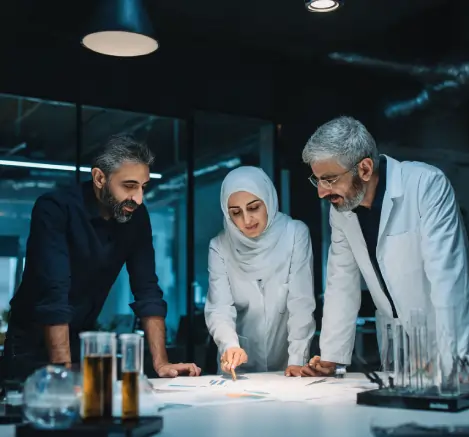 تصویری شماتیک از نویسندگان موتورازین؛ مهندسی، تجربه و داده در یک خط مشترک.