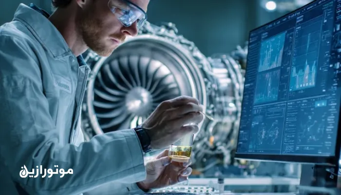 نمای واقعی از مهندس نگهداری هوایی که در آزمایشگاه با دستگاه FTIR در حال تحلیل نمونه روغن موتور جت است؛ نمایش طیف داده‌ها و مدل توربین در پس‌زمینه با نور صنعتی آبی و نقره‌ای و تمرکز بر دقت فنی پایش روغن.