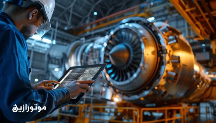 نمای واقعی از مهندس هواپیما در حال بازرسی مبدل حرارتی سوخت–روغن (FOHE) با نمایش نمودارهای دمایی و تحلیل روغن روی تبلت، در کنار ویال نمونه روغن و خطوط سوخت جت؛ نور صنعتی گرم و تمرکز مرکزی بر مبدل و تکنسین در فضای آشیانه.