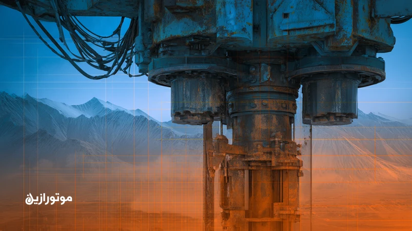 نمای نزدیک گیربکس و خطوط هیدرولیک دکل حفاری معدنی با حرارت و غبار، نمایش مفهومی فیلم AW/EP و اکسیداسیون در روغن حفاری متوالی