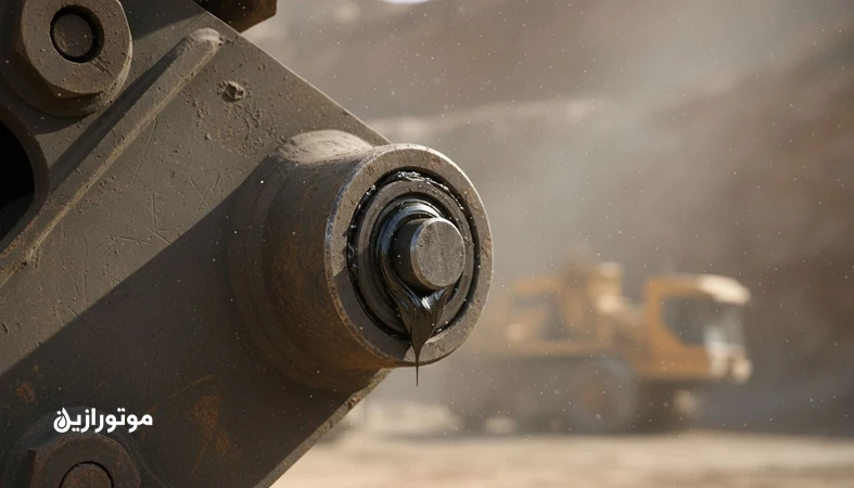 نمای نزدیک پین و بوش بیل مکانیکی در محیط خاکی و گردوغبار با گریس مناسب برای کنترل سایش و آب‌بندی